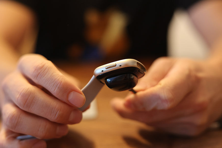 Man sieht die Fitbit Sense 2 beim Laden.